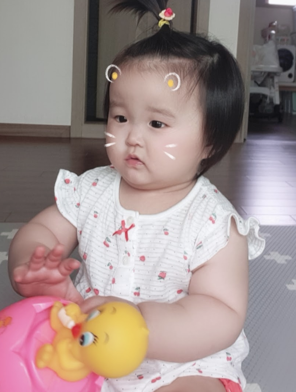 걷기연습 중인 다은이